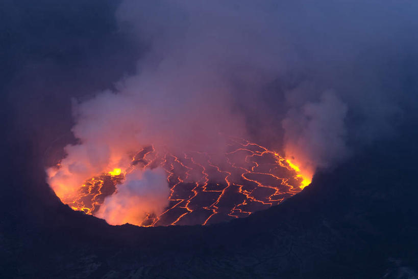 无人,横图,俯视,室内,白天,热情,湖,湖泊,火山,美景,水,火,非洲,卢旺达,围绕,火焰,湖面,景观,水流,水面,烟雾,燃烧,自然,湖水,景色,熔岩,缭绕,自然风光,爆发,旋绕,熔化,阿非利加洲,萦绕,溶化,熔解,消溶,卢旺达共和国,回绕,活火山,死火山,休眠火山,彩图,高角度拍摄