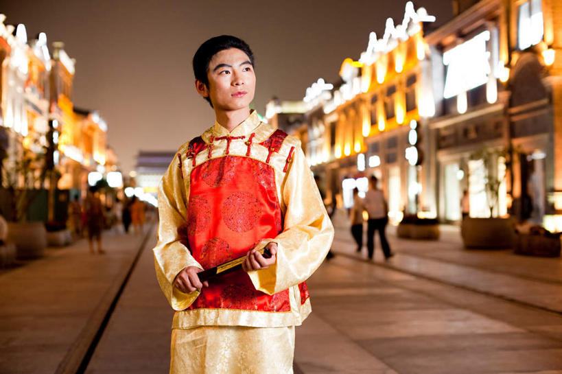 东方人,一个人,家,站,横图,全景,室外,夜晚,正面,民族服装,天际线,道路,路,路灯,照明,亚洲,仅一个男性,仅一个人,握,瓷砖,地砖,扇子,房屋,屋子,小路,灯光,地面,交通,拿,拿着,扭头,注视,黄种人,文化,楼房,住宅,灯,仅一个年轻男性,红色,天空,天,观察,看,站着,转头,握着,观看,照亮,察看,照明设备,关注,中国文化,马褂,男人,男性,年轻男性,亚洲人,站立,半身,彩图,传统服装,民俗服,房子,唐装,传统文化