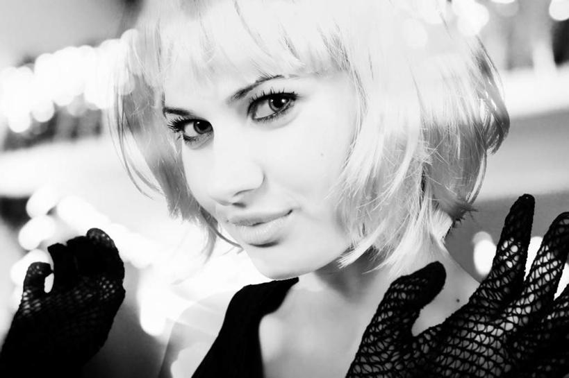 西方人,脸,头,脸颊,一个人,笑,微笑,横图,室内,特写,白天,正面,纯洁,安全,欧洲,欧洲人,仅一个年轻女性,仅一个女性,仅一个人,银色,防护,注视,手套,观察,看,信仰,观看,保护,察看,高贵,关注,保险,保全,周全,安稳,安定,雅致,防护手套,平安,年轻女性,女人,女性,白种人,头部,脸部,脸蛋,面部,半身,彩图,短发