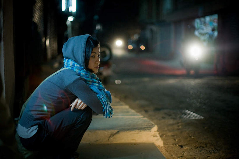 东方人,一个人,蹲,横图,室外,夜晚,侧面,寂寞,道路,路,公路,印度,亚洲,仅一个年轻女性,仅一个女性,仅一个人,阴影,光线,影子,灯光,交通,注视,黄种人,观察,看,观看,察看,关注,南亚,印度共和国,孤单,年轻女性,女人,女性,亚洲人,马路,蹲着,半身,彩图