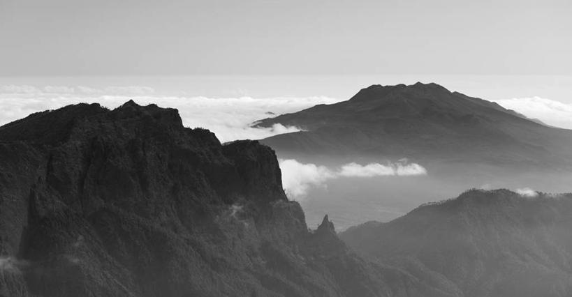 无人,横图,俯视,室外,白天,旅游,度假,海浪,海洋,火山,美景,山,山脉,西班牙,欧洲,阴影,光线,影子,景观,浪花,山峰,云,云朵,山峦,云彩,娱乐,黑色,白云,阳光,自然,海水,群山,享受,休闲,景色,放松,加纳利群岛,南欧,自然风光,加那利群岛,海景,火山岛,西班牙王国,大海,风浪,海,海水的波动,活火山,近岸浪,涌浪,高角度拍摄,圣克鲁斯.德特内里费省,拉帕尔马岛