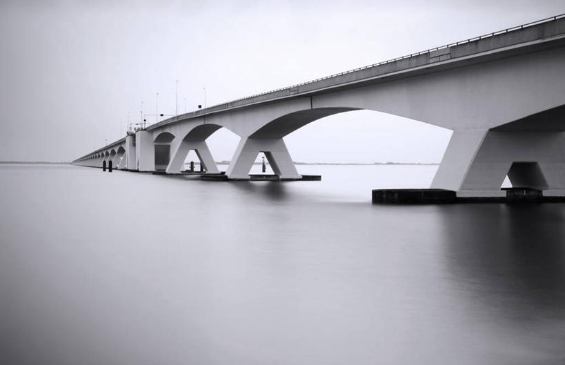 无人,横图,黑白,室外,白天,仰视,旅游,度假,海浪,海洋,石头,标志建筑,地标,建筑,欧洲,荷兰,阴影,光线,石子,影子,浪花,水平线,云,云朵,桥,辽阔,海平线,云彩,娱乐,建设,石桥,栈桥,蓝色,白云,蓝天,天空,阳光,海水,天,享受,休闲,广阔,旅游胜地,放松,晴朗,人行桥,一望无际,西欧,海景,荷兰王国,尼德兰王国,无边无际,一马平川,泽兰省,大海,风浪,海,海水的波动,近岸浪,石块,涌浪,晴空,低角度拍摄,水天相接,水天一线