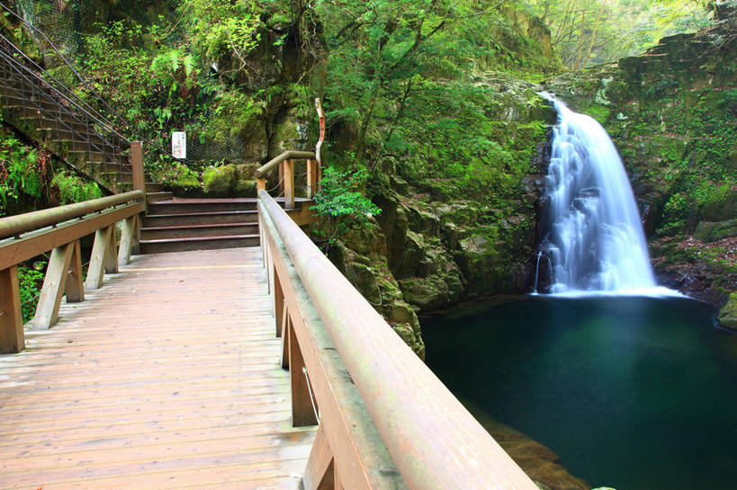 无人,栏杆,横图,室外,白天,正面,旅游,度假,河流,美景,瀑布,山,山脉,水,楼梯,日本,亚洲,阴影,飞溅,溅,光线,液体,影子,阶梯,河水,景观,山峰,水滴,水流,围栏,山峦,娱乐,护栏,台阶,水珠,阳光,自然,群山,享受,休闲,景色,放松,喷洒,自然风光,东亚,本州,三重县,本州岛,日本国,近畿地方,近畿,三重,跌水,彩图,名张市