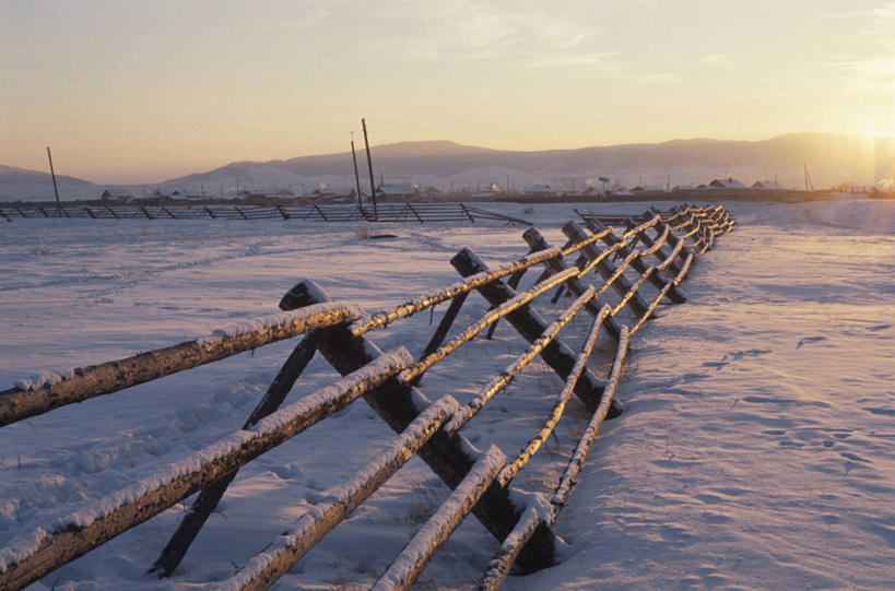 无人,栏杆,横图,室外,白天,正面,旅游,度假,日出,美景,山,太阳,雪,雪山,大雪,欧洲,俄罗斯,亚洲,栅栏,冰,积雪,景观,篱笆,山峰,雪景,冬季,冬天,围栏,朝霞,晨曦,黎明,山峦,娱乐,护栏,阳光,自然,享受,休闲,景色,放松,寒冷,冰冷,自然风光,严寒,冰凉,酷寒,凛冽,凛凛,极冷,俄联邦,俄罗斯联邦,朝阳,彩图,卯时,破晓,日始