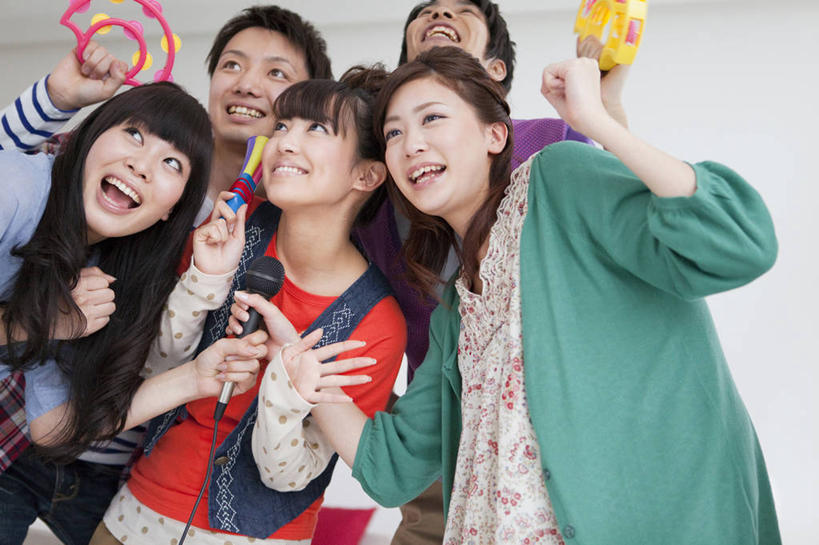 东方人,伙伴,朋友,站,举,笑,微笑,露齿笑,横图,室内,白天,正面,友谊,亚洲,五个人,握,阴影,服装,反射,影子,墙,乐器,铃鼓,许多人,音乐,注视,休闲装,黄种人,墙壁,墙面,衣服,白色,话筒,观察,看,托,站着,一群人,休闲,休闲服,握着,唱歌,服饰,观看,ktv包厢,包厢,打击乐器,手鼓,察看,麦克风,关注,扩音器,摇晃,演唱,歌厅,传声器,歌唱,包房,ktv包房,微音器,友情,男人,男性,年轻男性,年轻女性,女人,女性,亚洲人,举起,举手,举着,向上举,向上伸,向上托,站立,半身,彩图,卡拉ok