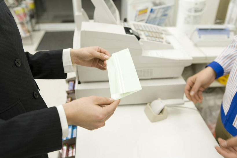 东方人,两个人,商务人士,前台,店员,商务女性,商店,站,横图,俯视,室内,白天,工作服,制服,购物,消费,桌子,超市,亚洲,握,套装,朦胧,模糊,分析,办公桌,拿,拿着,黄种人,站着,营业员,服务台,握着,pos机,金融,百货,收银台,便利店,扫描,收银,收银机,车票,商务装,选购,贸易,工薪阶层,条形码扫描器,血拼,零售店,条形码阅读器,销售人员,工作制服,男人,男性,年轻男性,年轻女性,女人,女性,亚洲人,白领,上班族,售货员,站立,半身,彩图,高角度拍摄,工作套服,店铺,杂货店,杂货铺,帮助台,呼叫台