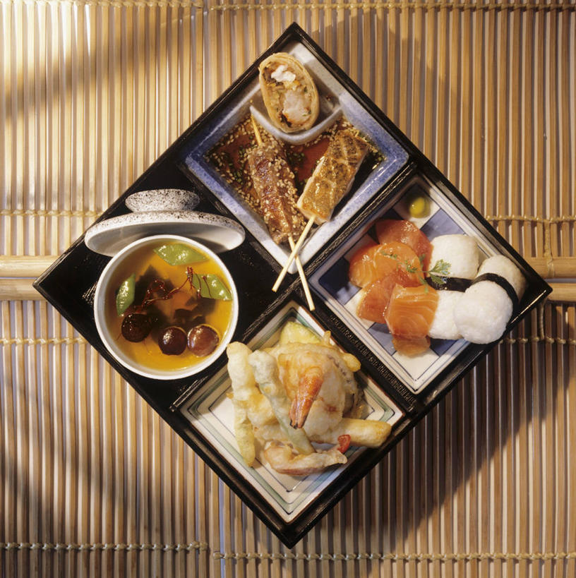 无人,竖图,俯视,室内,特写,白天,烹饪,餐桌,桌子,一堆,许多,阴影,堆叠,堆积,竹制,反射,盖子,影子,陶瓷,调料,酱料,酱汁,天妇罗,佐料,日本料理,料理,食品,陶瓷制品,调味品,调味料,酱,菜肴,美食,竹签,食物,容器,碗,日式料理,日式,佳肴,餐台,储藏,堆,竹制品,储存,取食签,天麸罗,寿司帘,寿司席,寿司竹,寿司竹卷,寿司竹席,彩图,高角度拍摄,贮存