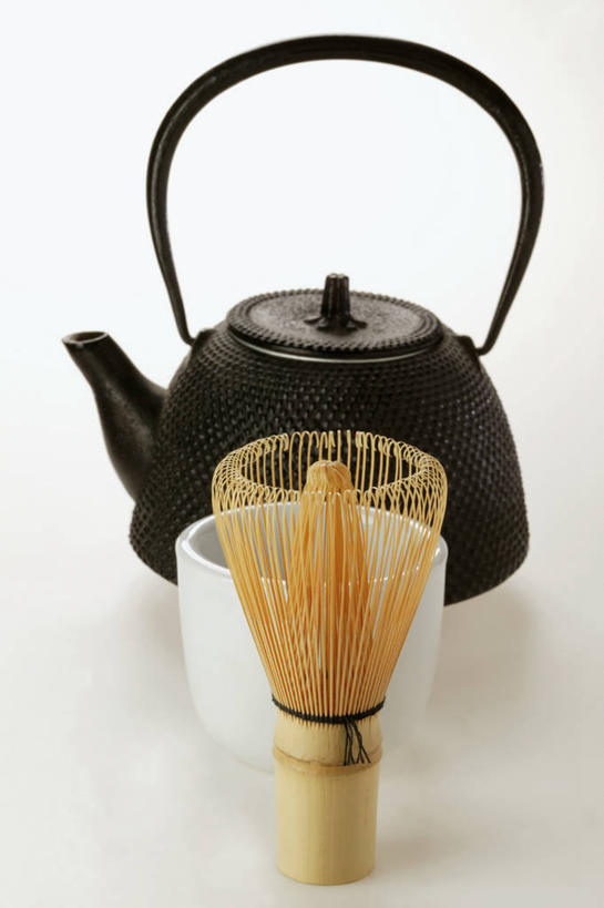 无人,竖图,俯视,室内,特写,白天,白色背景,餐桌,桌子,阴影,反射,壶,影子,陶瓷,陶瓷制品,水壶,一个,茶壶,茶具,容器,碗,摄影,影棚,单个,餐台,储藏,茶筅,储存,茶叶搅拌器,彩图,高角度拍摄,影棚拍摄,拍摄,贮存