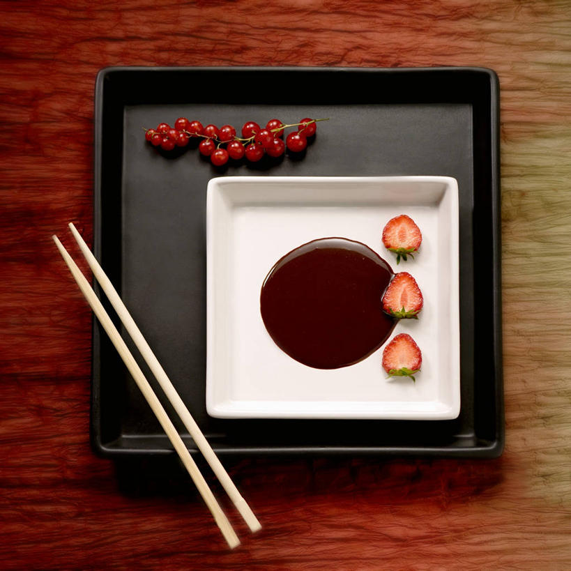 奶酪,无人,方图,俯视,室内,特写,白天,筷子,桌面,桌子,浆果,餐具,水果,一双,阴影,新鲜,反射,木制,碟子,盘,影子,陶瓷,灯笼果,生食,干酪,起司,食品,果实,陶瓷制品,芝士,营养,文化,传统,火锅,食物,盘子,方便筷,木制品,容器,碟,碗,乳酪,有机食品,绿色食品,储藏,礼节,乳制品,储存,礼仪,发酵,红醋栗,卫生筷,一次性筷子,进餐用具,醋栗,彩图,高角度拍摄,贮存