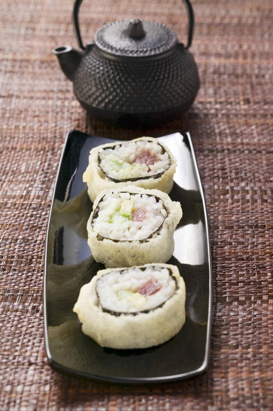 米饭,寿司,无人,竖图,俯视,室内,特写,白天,烹饪,餐桌,桌子,黄瓜,蔬菜,餐具,水果,叶子,三块,一排,阴影,新鲜,整齐,反射,碟子,壶,盘,影子,肉,生食,鱼肉,日本料理,料理,食品,果实,绿叶,饭,鲔鱼,蔬果,金枪鱼,菜肴,美食,肉类,水壶,食物,排列,盘子,茶壶,容器,碟,日式料理,酪梨,日式,嫩叶,鳄梨,佳肴,有机食品,绿色食品,餐台,油梨,五谷,吞拿鱼,队列,醋饭,肉食,樟梨,四喜饭,叶,叶片,牛油果,青瓜,胡瓜,彩图,高角度拍摄