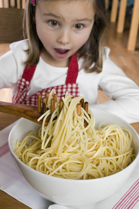 面食,面条,意大利面,西方人,儿童,一个人,坐,竖图,俯视,室内,白天,西餐,纯洁,餐桌,厨房,桌子,欧洲,欧洲人,仅一个女性,仅一个人,一堆,许多,阴影,堆叠,堆积,服装,惊讶,反射,布料,围裙,影子,陶瓷,面,料理,食品,陶瓷制品,布纹,注视,休闲装,桌布,食物,一个,小孩,衣服,白色,餐巾,容器,台布,碗,观察,看,张嘴,仅一个小孩,休闲,休闲服,可爱,童年,童趣,西式,服饰,单个,餐台,观看,储藏,堆,惊奇,察看,储存,关注,张大嘴巴,童真,烂漫,无邪,诧异,天真,女孩,女人,女性,白种人,孩子,张开嘴,坐着,半身,彩图,高角度拍摄,灶间,贮存,女生