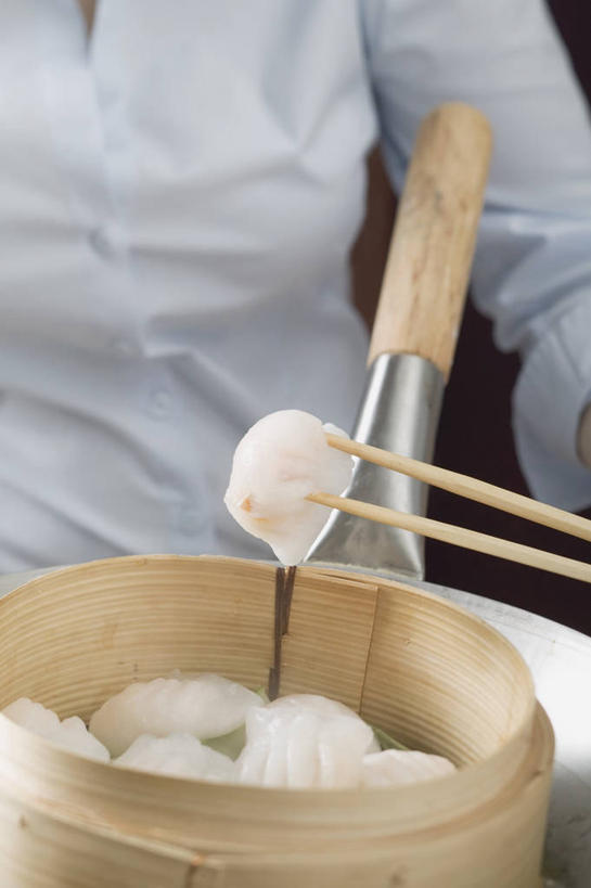 点心,蒸笼,东方人,一个人,竖图,俯视,室内,特写,白天,烹饪,中餐,筷子,餐具,厨具,亚洲,仅一个男性,仅一个人,竹制,服装,料理,食品,饺子,面点,休闲装,黄种人,文化,传统,小吃,美食,食物,仅一个年轻男性,一个,衣服,休闲,休闲服,中式,虾饺,服饰,单个,礼节,竹制品,笼屉,蒸饺,礼仪,烹饪用具,男人,男性,年轻男性,亚洲人,进餐用具,烹调用具,烹调,半身,彩图,高角度拍摄