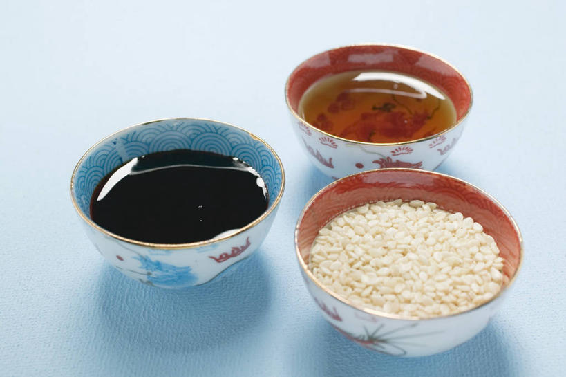无人,横图,俯视,室内,特写,白天,蓝色背景,陶瓷,调料,食用油,油,芝麻,陶瓷制品,调味品,调味料,酱油,三个,容器,碗,香油,摄影,影棚,储藏,储存,植物油,脂麻,胡麻,白麻,巨胜子,油麻,豉油,彩图,高角度拍摄,影棚拍摄,拍摄,芝麻油,贮存