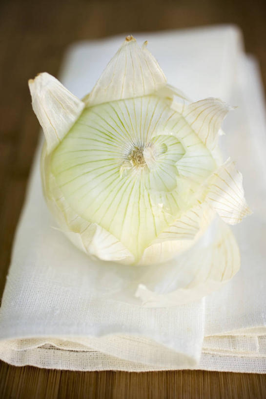 无人,竖图,俯视,室内,特写,白天,桌面,桌子,蔬菜,洋葱,花纹,朦胧,模糊,新鲜,木制,布,图案,食品,布纹,食物,一个,木制品,有机食品,绿色食品,单个,布匹,玉葱,圆葱,洋葱头,球葱,葱头,彩图,高角度拍摄,白洋葱