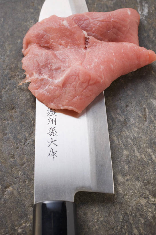 无人,竖图,俯视,室内,特写,白天,桌面,桌子,金属制品,一把,阴影,反射,金属,工具,影子,大理石,肉,牛肉,刀具,肉类,刀,菜刀,肉食,切菜刀,大理石制品,彩图,高角度拍摄
