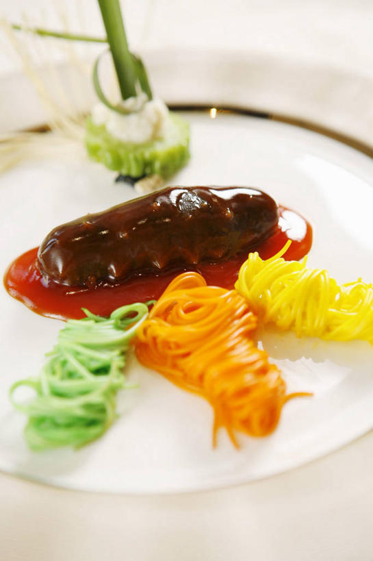 海鲜,面食,面条,意大利面,无人,竖图,俯视,室内,特写,白天,白色背景,西餐,桌面,桌子,餐具,阴影,反射,木制,碟子,盘,影子,面,料理,食品,水产,海洋生物,食物,黄色,红色,绿色,盘子,木制品,碟,西式,摄影,影棚,海参,水生动物,海产品,水生物,棘皮动物,海底动物,彩图,高角度拍摄,影棚拍摄,拍摄
