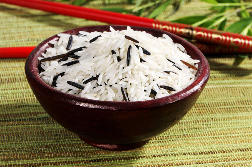 无人,横图,俯视,室内,特写,白天,筷子,桌面,桌子,餐具,叶子,一双,阴影,朦胧,模糊,反射,木制,影子,陶瓷,谷类,谷物,绿叶,陶瓷制品,米,文化,传统,木制品,容器,碗,嫩叶,储藏,礼节,储存,礼仪,香米,印度香米,巴斯马蒂大米,巴斯马蒂香米,香稻,叶,叶片,进餐用具,彩图,高角度拍摄,贮存