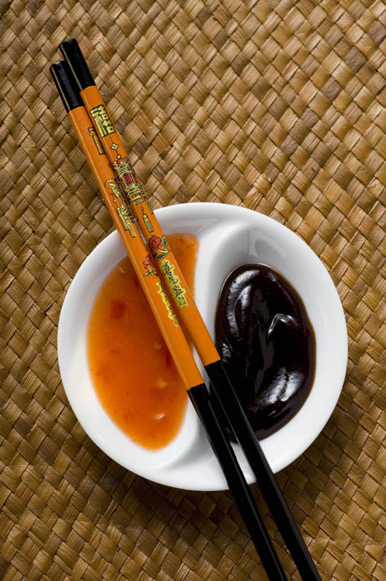 无人,竖图,俯视,室内,特写,白天,筷子,桌面,桌子,餐具,一双,阴影,反射,木制,碟子,盘,影子,调料,酱料,酱汁,佐料,调味品,调味料,文化,传统,酱,辣酱,盘子,木制品,碟,礼节,辣椒酱,干辣椒,礼仪,海鲜酱,虾酱,进餐用具,彩图,高角度拍摄