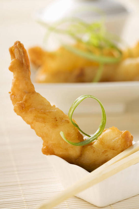 海鲜,无人,竖图,俯视,室内,特写,白天,烹饪,桌面,桌子,阴影,朦胧,模糊,反射,木制,影子,天妇罗,虾,日本料理,料理,食品,水产,菜肴,美食,大虾,海洋生物,食物,木制品,日式料理,日式,佳肴,对虾,水生动物,海产品,水生物,海底动物,斑节虾,天麸罗,东方对虾,中国对虾,海鲜天妇罗,彩图,高角度拍摄