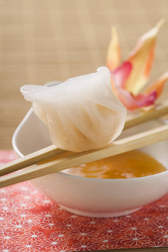 点心,无人,竖图,俯视,室内,特写,白天,中餐,筷子,桌面,桌子,餐具,一双,阴影,盛开,反射,木制,影子,陶瓷,调料,酱料,酱汁,佐料,料理,食品,饺子,面点,陶瓷制品,调味品,调味料,花蕾,文化,传统,酱,小吃,美食,花,花瓣,花朵,鲜花,食物,一个,木制品,容器,碗,花苞,花蕊,中式,虾饺,单个,储藏,礼节,储存,蒸饺,礼仪,进餐用具,彩图,高角度拍摄,贮存
