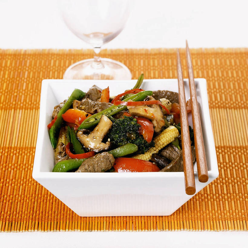 无人,方图,俯视,室内,特写,白天,烹饪,中餐,餐桌,筷子,桌子,蔬菜,杯子,餐具,一堆,一双,许多,阴影,堆叠,堆积,新鲜,反射,布料,高脚杯,影子,陶瓷,青椒,肉,牛肉,料理,食品,陶瓷制品,红酒杯,布纹,文化,传统,菜肴,美食,肉类,玻璃制品,桌布,食物,黄色,白色,餐巾,酒杯,容器,台布,碗,中式,佳肴,有机食品,绿色食品,餐台,储藏,堆,礼节,葡萄酒杯,储存,礼仪,肉食,大椒,菜椒,玻璃杯,进餐用具,甜椒,柿子椒,灯笼椒,彩图,高角度拍摄,酸甜,糖醋菜,贮存