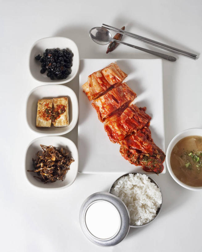 泡菜,无人,竖图,俯视,室内,特写,白天,白色背景,烹饪,筷子,桌面,桌子,餐具,阴影,反射,木制,碟子,盘,影子,勺子,陶瓷,谷类,谷物,料理,食品,筷架,陶瓷制品,米,韩式,筷枕,文化,传统,大米,菜肴,美食,食物,盘子,木制品,容器,调羹,碟,汤匙,碗,摄影,佳肴,影棚,储藏,礼节,筷子架,储存,韩国料理,礼仪,韩国菜,韩式料理,韩国泡菜,进餐用具,彩图,高角度拍摄,影棚拍摄,拍摄,贮存