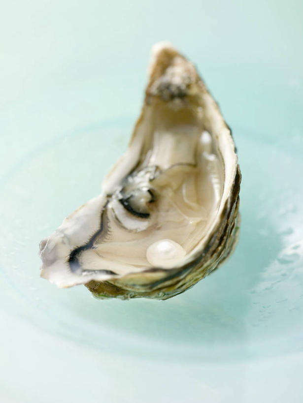 海鲜,无人,竖图,俯视,室内,特写,白天,幸福,纯洁,桌面,桌子,阴影,反射,木制,影子,珍珠,牡蛎,水产,海洋生物,一个,木制品,健康,单个,生蚝,贵重,珍贵,富有,水生动物,海产品,水生物,海底动物,宝贵,有机宝石,彩图,高角度拍摄