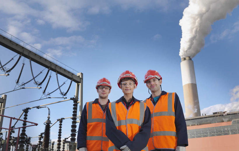 西方人,三个人,伙伴,朋友,站,笑,微笑,露齿笑,横图,室外,白天,仰视,工作服,制服,友谊,合作,团队,帽子,欧洲,欧洲人,阴影,环保,电力,光线,钢材,电缆,电线,头盔,影子,支架,烟雾,云,云朵,云彩,注视,电塔,蓝色,白云,蓝天,天空,阳光,安全帽,天,观察,看,手放前,站着,橙色,发电厂,发电站,战略,排放,能源,晴朗,观看,支撑,污染,回收,资源,核电站,核能,察看,关注,供电设备,利用,低碳,循环,高压电塔,冷却塔,高压输电线,联合,合谋,高压电线塔,高压塔,工作制服,持续,冷却,空气污染,核电厂,配合,协作,男人,男性,年轻男性,年轻女性,女人,女性,白种人,晴空,站立,半身,彩图,低角度拍摄,工作套服,安全服,反光背心,反光服,反光衣,质检员,凉水塔