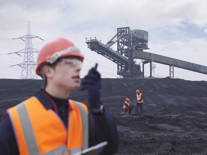 西方人,三个人,伙伴,朋友,站,说,横图,室外,白天,正面,工作服,制服,通讯,友谊,合作,团队,帽子,欧洲,欧洲人,握,工作,电力,钢材,电缆,电线,头盔,支架,云,云朵,地面,拿,移动,云彩,拿着,注视,通讯设备,电塔,蓝色,白云,蓝天,天空,安全帽,建筑工地,天,观察,看,站着,橙色,战略,握着,通信,能源,晴朗,观看,支撑,对讲机,资源,察看,关注,记录板,供电设备,记事板,高压电塔,高压输电线,联合,合谋,高压电线塔,高压塔,地盘,建筑地盘,施工地盘,工作制服,交流,配合,协作,男人,男性,年轻男性,中年男性,白种人,晴空,沟通,讲话,交谈,说话,谈话,通话,站立,半身,彩图,工作套服,工地,安全服,反光背心,反光服,反光衣,质检员