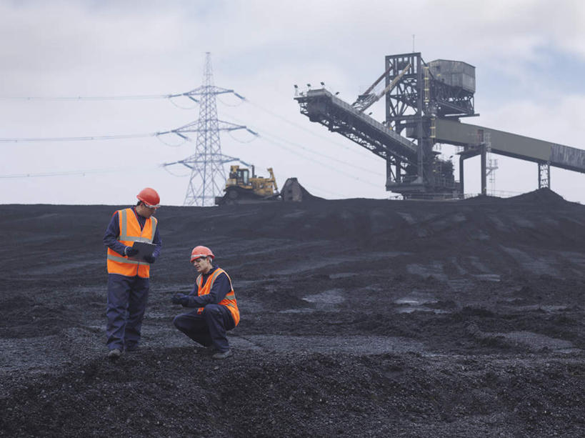 西方人,两个人,伙伴,朋友,站,蹲,笑,说,微笑,横图,室外,白天,正面,工作服,制服,通讯,友谊,合作,团队,技术,建筑,帽子,欧洲,欧洲人,握,工作,电力,钢材,电缆,电线,头盔,支架,云,云朵,地面,拿,移动,云彩,拿着,注视,通讯设备,电塔,车,施工,蓝色,白云,蓝天,天空,安全帽,建筑工地,交通工具,天,观察,看,站着,机械,橙色,工程车,战略,握着,通信,能源,晴朗,观看,支撑,对讲机,资源,工程,察看,关注,载具,记录板,供电设备,推土机,记事板,高压电塔,高压输电线,联合,合谋,高压电线塔,高压塔,地盘,建筑地盘,施工地盘,交通运输,工作制服,工作车,施工车,交流,配合,协作,男人,男性,年轻男性,中年男性,白种人,晴空,蹲着,沟通,讲话,交谈,说话,谈话,通话,站立,半身,彩图,工作套服,工地,安全服,反光背心,反光服,反光衣,质检员