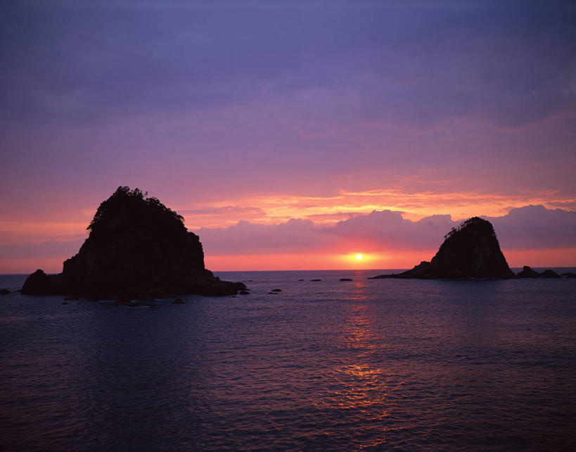 无人,横图,室外,白天,正面,旅游,度假,日出,岛屿,海浪,海洋,美景,太阳,日本,亚洲,岛,景观,浪花,朝霞,晨曦,黎明,背光,娱乐,阳光,自然,海水,享受,休闲,景色,放松,自然风光,逆光,海景,东亚,日本国,九州本岛,九州,九州岛,九州地方,宫崎,宫崎县,大海,风浪,海,海水的波动,近岸浪,列岛,群岛,涌浪,诸岛,朝阳,彩图,卯时,破晓,日始