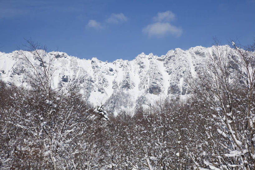 无人,横图,室外,白天,正面,旅游,度假,美景,山,树林,雪,雪山,植物,大雪,长野县,日本,亚洲,阴影,光线,影子,冰,积雪,景观,山峰,雪景,云,云朵,冬季,冬天,枝条,山峦,云彩,娱乐,树,树木,树枝,蓝色,绿色,白云,蓝天,天空,阳光,自然,天,享受,休闲,景色,放松,寒冷,生长,晴朗,成长,冰冷,自然风光,东亚,本州,本州岛,日本国,中部地方,长野,严寒,冰凉,酷寒,凛冽,凛凛,极冷,虬枝,枝杈,冈谷,晴空,彩图