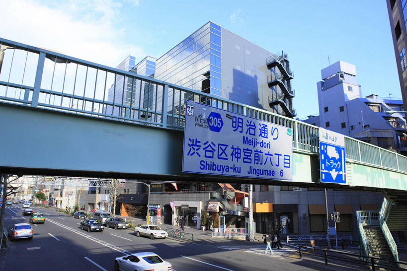 无人,高楼大厦,横图,室外,白天,正面,度假,石头,美景,城市风光,城市,大厦,道路,建筑,路,摩天大楼,公路,汽车,东京,日本,亚洲,许多,阴影,朦胧,模糊,光线,日文,标志,石子,文字,影子,字符,景观,云,云朵,天桥,桥,分界线,停车线,交通,很多,云彩,娱乐,标识,车,排列,蓝色,白云,蓝天,天空,阳光,交通工具,轿车,天,享受,休闲,景色,放松,晴朗,人行桥,车行道,车行道分界线,载具,标线,东亚,车行线,本州,关东地方,本州岛,日本国,东京都,日语,涩谷,涉谷,摆列,涩谷区,明治神宫,石块,晴空,马路,彩图,大楼,高层建筑,高楼,摩天楼,布列,分列