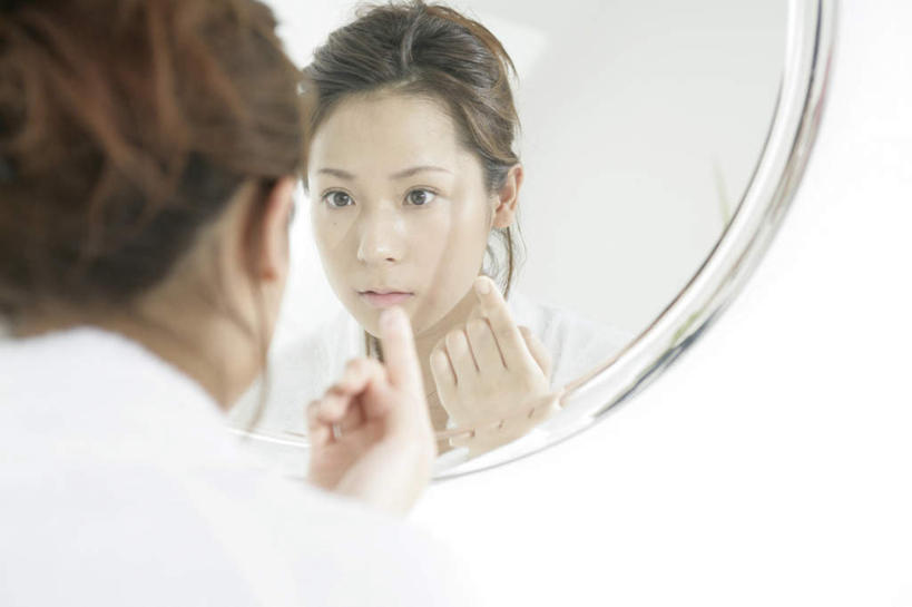 东方人,脸,头,脸颊,头发,一个人,站,横图,室内,特写,白天,浴袍,镜子,卫生间,浴室,亚洲,仅一个年轻女性,仅一个女性,仅一个人,握,阴影,朦胧,模糊,反射,影子,墙,棕色,注视,黄种人,肩膀,墙壁,墙面,背面,白色,观察,看,站着,握着,观看,盘发,镜像,察看,镜面,关注,年轻女性,女人,女性,亚洲人,头部,长发,直发,脸部,脸蛋,面部,淋浴房,站立,半身,彩图,汤帷子,浴衣,冲凉房,沐浴间,沐浴室