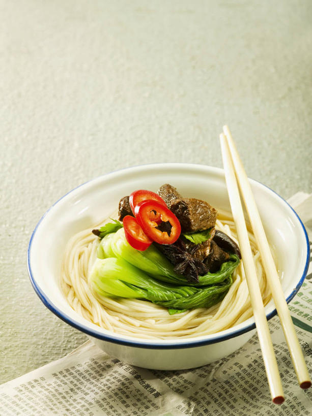 面食,面条,无人,竖图,俯视,室内,特写,白天,白色背景,烹饪,中餐,阅读,餐桌,筷子,桌子,辣椒,蔬菜,报纸,餐具,一双,许多,学习,阴影,新鲜,反射,影子,陶瓷,青菜,红烧,面,肉,牛肉,料理,食品,陶瓷制品,文化,传统,菜肴,美食,肉类,食物,一个,红色,容器,碗,看,中式,浏览,摄影,佳肴,有机食品,绿色食品,影棚,单个,餐台,储藏,礼节,储存,小白菜,礼仪,肉食,辣角,红海椒,大椒,辣虎,广椒,不结球白菜,红烧菜,进餐用具,辣子,红辣椒,海椒,番椒,彩图,高角度拍摄,影棚拍摄,拍摄,红烧牛肉,贮存