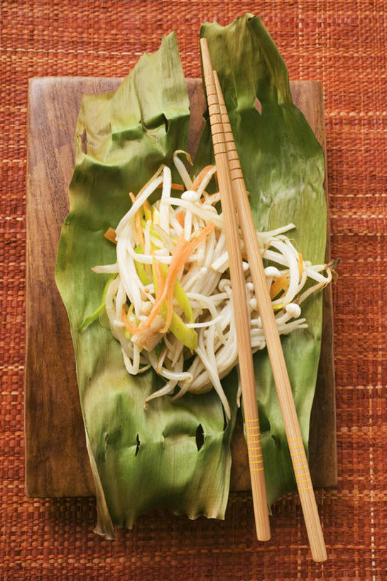 无人,竖图,俯视,室内,特写,白天,餐桌,筷子,桌子,蔬菜,餐具,叶子,一块,一双,阴影,新鲜,反射,木制,包装,影子,豆芽,食品,绿叶,案板,文化,传统,砧板,食物,木制品,嫩叶,摄影,有机食品,绿色食品,影棚,餐台,礼节,香蕉叶,礼仪,豆芽菜,紫花苜蓿,苜蓿,芽苗菜,牧草,紫苜蓿,叶,叶片,进餐用具,彩图,高角度拍摄,影棚拍摄,拍摄