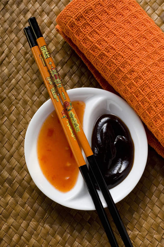 无人,竖图,俯视,室内,特写,白天,餐桌,筷子,桌子,餐具,一双,一条,阴影,反射,碟子,纺织物,盘,影子,调料,酱料,酱汁,佐料,调味品,调味料,文化,传统,酱,红色,盘子,碟,毛巾,清洁,橙色,摄影,影棚,餐台,保暖,礼节,黑,辣椒酱,酸辣酱,礼仪,透气,防水,储水,耐磨,吸水,进餐用具,彩图,高角度拍摄,影棚拍摄,拍摄