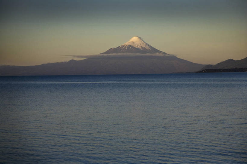 无人,横图,室外,白天,正面,旅游,度假,海浪,海洋,火山,石头,美景,日落,山,雪,雪山,大雪,智利,阴影,光线,石子,影子,冰,积雪,景观,浪花,山顶,山峰,晚霞,霞光,雪景,冬季,冬天,落日,山峦,娱乐,阳光,自然,海水,黄昏,享受,休闲,景色,彩霞,南美,放松,寒冷,冰冷,南美洲,拉丁美洲,自然风光,美洲,海景,沉积岩,亚美利加洲,严寒,南亚美利加洲,智利共和国,冰凉,酷寒,凛冽,凛凛,极冷,颠峰,极峰,夕照,薄暮,水成岩,奥索尔诺火山,大海,风浪,海,海水的波动,活火山,近岸浪,石块,岩石,涌浪,夕阳,彩图,傍晚,斜阳