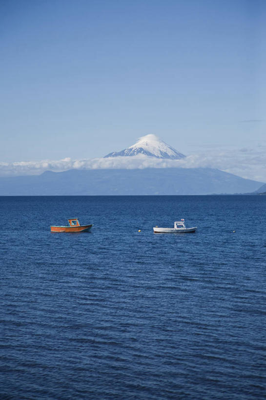 无人,竖图,室外,白天,正面,旅游,度假,海浪,海洋,火山,石头,美景,山,雪,雪山,大雪,智利,阴影,光线,石子,影子,冰,积雪,景观,浪花,山顶,山峰,雪景,冬季,冬天,山峦,娱乐,蓝色,蓝天,天空,阳光,自然,海水,浮冰,天,享受,休闲,景色,南美,放松,寒冷,晴朗,冰冷,南美洲,拉丁美洲,自然风光,美洲,海景,沉积岩,万里无云,亚美利加洲,严寒,南亚美利加洲,智利共和国,冰凉,酷寒,凛冽,凛凛,极冷,流冰,浮冰块,颠峰,极峰,水成岩,奥索尔诺火山,大海,风浪,海,海水的波动,活火山,近岸浪,石块,岩石,涌浪,晴空,晴空万里,彩图