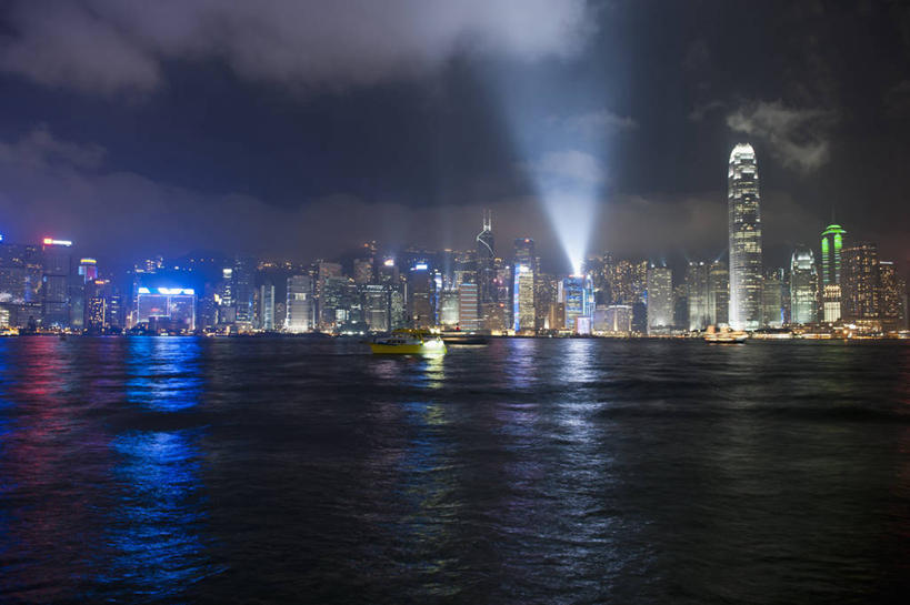 无人,高楼大厦,横图,全景,室外,夜晚,正面,度假,河流,美景,水,天际线,城市风光,标志建筑,城市,大厦,地标,建筑,摩天大楼,夜景,照明,香港,中国,亚洲,河水,景观,水流,云,云朵,建筑群,灯光,云彩,娱乐,建设,灯,维多利亚港,白云,灯具,享受,休闲,射灯,景色,放松,照亮,港,照明设备,东亚,香港特别行政区,港澳台,中华人民共和国,维港,彩图,大楼,高层建筑,高楼,摩天楼