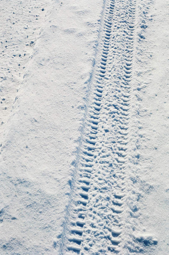 无人,竖图,俯视,室外,白天,美景,雪,大雪,积雪,景观,雪景,冬季,冬天,痕迹,自然,轮胎,景色,寒冷,自然风光,严寒,陈迹,彩图,高角度拍摄