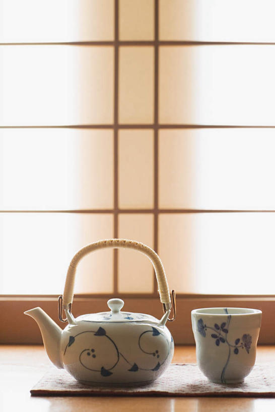 无人,竖图,室内,白天,正面,幸福,茶,地板,门,杯子,拉门,壶,茶叶,地面,娱乐,移门,木地板,水壶,茶壶,容器,水杯,享受,休闲,温馨,放松,乐趣,提神,舒适,醒脑,障子,纸门,拉窗,纸拉窗,纸拉门,茶杯,彩图