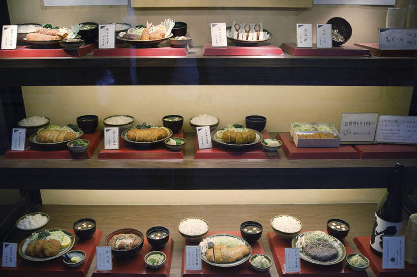 面食,面条,米饭,寿司,无人,横图,室内,白天,正面,烹饪,窗户,落地窗,橱窗,指示牌,杯子,餐具,照明,标志,碟子,盘,文字,陶瓷,墙,灯光,面,日本料理,料理,食品,陶瓷制品,饭,标识,菜肴,美食,吊灯,玻璃窗,墙壁,墙面,灯,食物,黄色,盘子,马克杯,容器,水杯,灯具,碟,碗,日式料理,日式,佳肴,储藏,照亮,五谷,照明设备,储存,鸡排,醋饭,玻璃橱窗,四喜饭,彩图,贮存