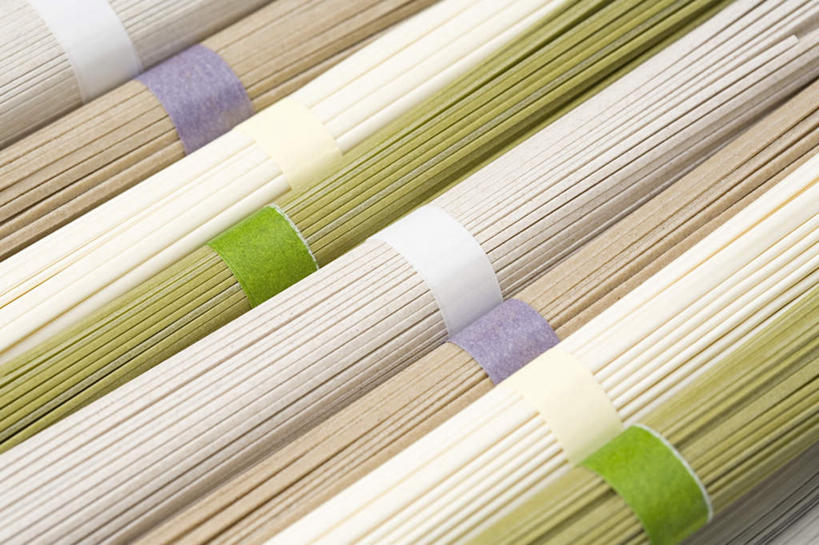 面食,面条,无人,横图,俯视,室内,特写,白天,许多,阴影,反射,丝绸,丝带,影子,面,棕色,缎带,绸带,排列,绿色,白色,捆绑,绑缚,摆列,彩图,高角度拍摄,布列,分列