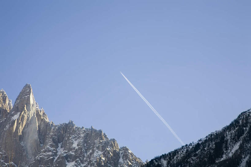 无人,横图,室外,白天,仰视,旅游,度假,石头,美景,山,雪,雪山,大雪,法国,欧洲,阿尔卑斯山,阴影,光线,石子,影子,冰,积雪,景观,山顶,山峰,雪景,烟雾,冬季,冬天,山峦,娱乐,蓝色,蓝天,天空,阳光,自然,天,享受,休闲,景色,放松,寒冷,晴朗,污染,废气,冰冷,自然风光,飞机尾迹,勃朗峰,阿尔卑斯山脉,沉积岩,尾迹云,机尾云,飞机拉烟,云带,尾迹,万里无云,法兰西共和国,机尾迹,飞机尾气,法兰西第五共和国,严寒,冰凉,酷寒,凛冽,凛凛,极冷,霞慕尼,颠峰,极峰,水成岩,石块,岩石,晴空,晴空万里,彩图,低角度拍摄