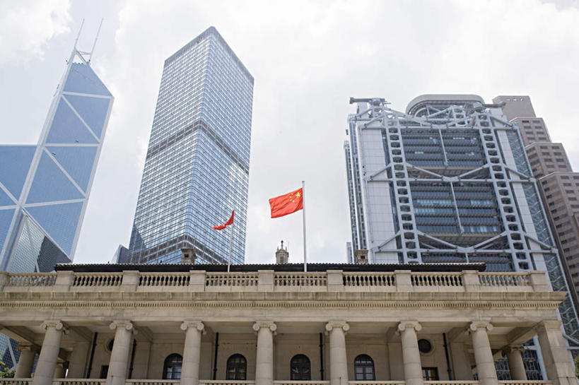 无人,银行,高楼大厦,横图,室外,白天,仰视,度假,办公楼,美景,城市风光,城市,大厦,建筑,摩天大楼,写字楼,旗帜,国旗,香港,中国,亚洲,飘扬,景观,娱乐,楼宇,享受,休闲,商务楼,景色,放松,金融,经济,飘逸,港,飞扬,流通,贸易,东亚,九龙,香港特别行政区,港澳台,中华人民共和国,九龙半岛,旗,彩图,低角度拍摄,大楼,高层建筑,高楼,摩天楼