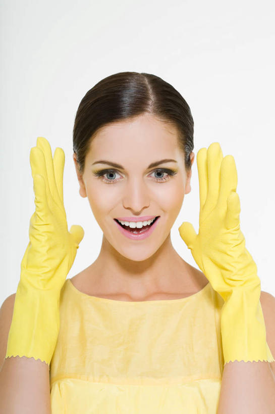 西方人,脸,头,脸颊,手,一个人,笑,微笑,露齿笑,竖图,室内,特写,白天,白色背景,正面,安全,欧洲,欧洲人,双手,仅一个年轻女性,仅一个女性,仅一个人,服装,防护,注视,休闲装,肩膀,衣服,黄色,手套,观察,看,休闲,手部,休闲服,摄影,服饰,影棚,观看,保护,察看,关注,保险,保全,周全,安稳,安定,防护手套,平安,年轻女性,女人,女性,白种人,头部,脸部,脸蛋,面部,半身,彩图,影棚拍摄,拍摄