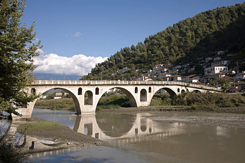 无人,家,横图,室外,白天,正面,度假,河流,石头,美景,山,山脉,水,植物,城市风光,城市,欧洲,阿尔巴尼亚,阴影,波纹,环保,光线,石子,影子,房屋,屋子,河水,景观,山峰,水流,云,云朵,桥,防护,涟漪,山峦,云彩,娱乐,石桥,楼房,拱桥,住宅,栈桥,树,树木,蓝色,绿色,白云,倒影,蓝天,水纹,天空,阳光,自然,波浪,群山,天,享受,休闲,景色,放松,拱形,生长,晴朗,成长,人行桥,石拱桥,倒映,美好,美妙,南欧,间隔,水晕,美观,雅观,反照,阿尔巴尼亚共和国,绿篱,生篱,树篱,植篱,培拉特,培拉特州,石块,晴空,彩图,房子