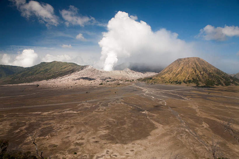 无人,横图,室外,白天,正面,旅游,度假,火山,石头,美景,雾,印度尼西亚,印尼,亚洲,阴影,沸腾,光线,蒸汽,石子,影子,景观,云,云朵,水蒸气,云彩,娱乐,蓝色,白云,蓝天,天空,阳光,自然,天,享受,休闲,景色,放松,东南亚,晴朗,自然风光,印度尼西亚共和国,蒸发,千岛之国,婆罗摩火山,活火山,石块,死火山,休眠火山,岩石,晴空,彩图