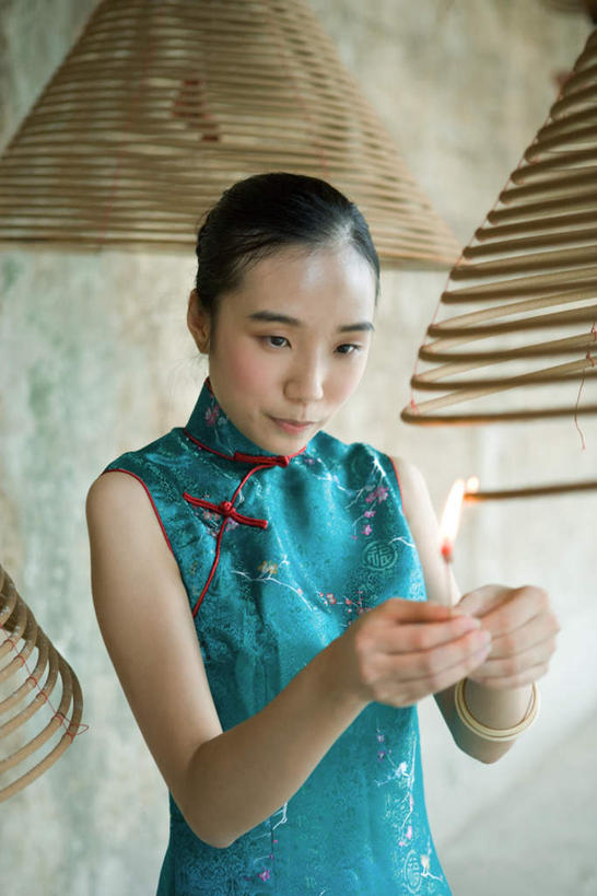 东方人,一个人,寺庙,举,竖图,俯视,室内,白天,蜡烛,亚洲,仅一个年轻女性,仅一个女性,仅一个人,旗袍,节日,墙,烟雾,燃烧,注视,黄种人,文化,墙壁,墙面,佛香,蓝色,香火,香烛,庙宇,点燃,看,祈祷,托,健康,专注,许愿,宗教,信仰,烧香,纪念,仔细,祈求,关注,平安,年轻女性,女人,女性,亚洲人,举起,举手,举着,向上举,向上伸,向上托,半身,彩图,高角度拍摄,传统服装,庙,寺